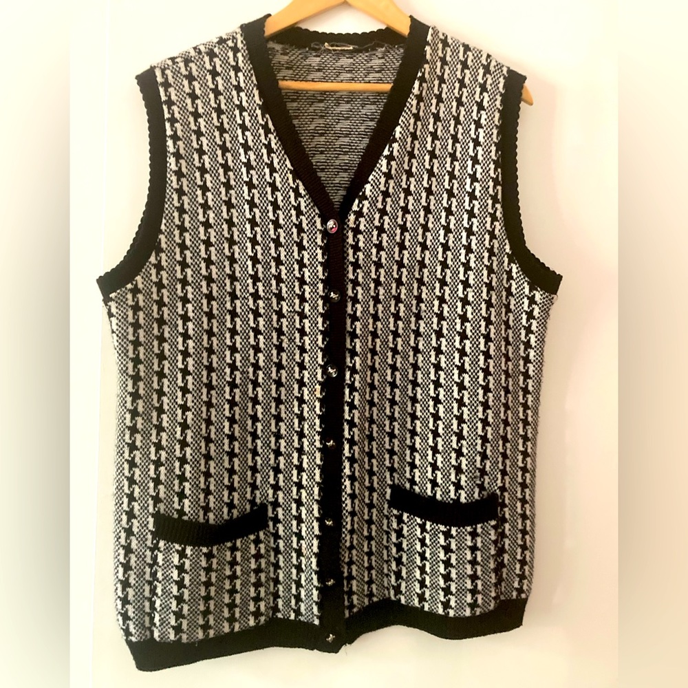 Vintage pattern sleeveless cardigan with adorable details size M